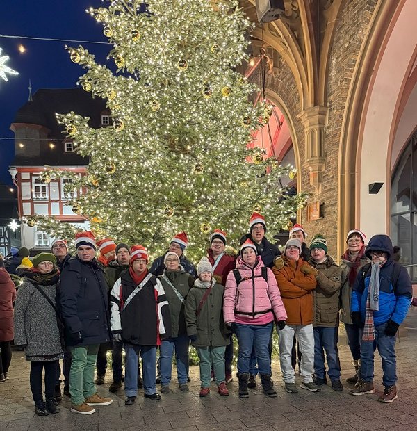 Gruppenbild am Rathaus vor der geschmückten Tanne