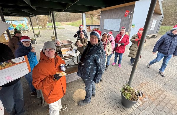 Rast mit Kuchen, Punsch und Kaffee
